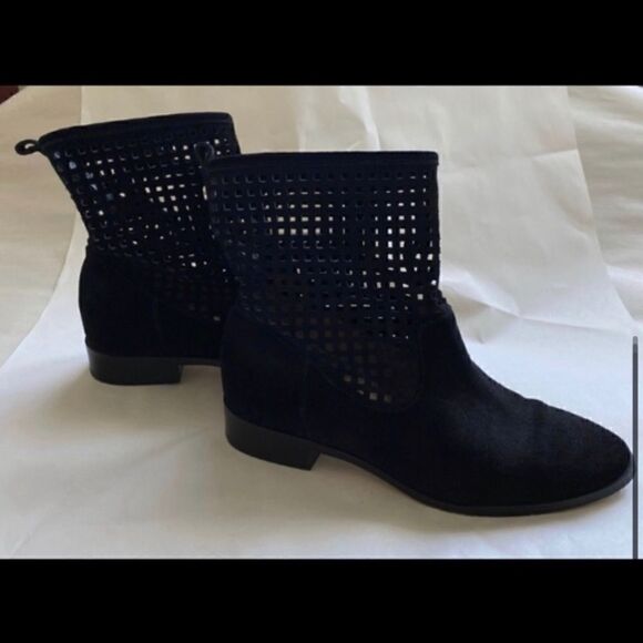 MICHAEL KORS GRAHAM LASER CUT OUT SUEDE BOOTIE 6 - Picture 3 of 8